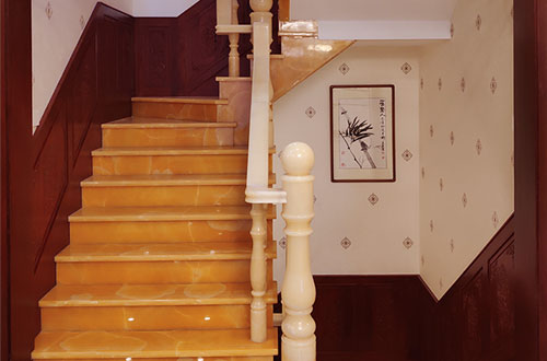 永修中式别墅室内汉白玉石楼梯的定制安装装饰效果